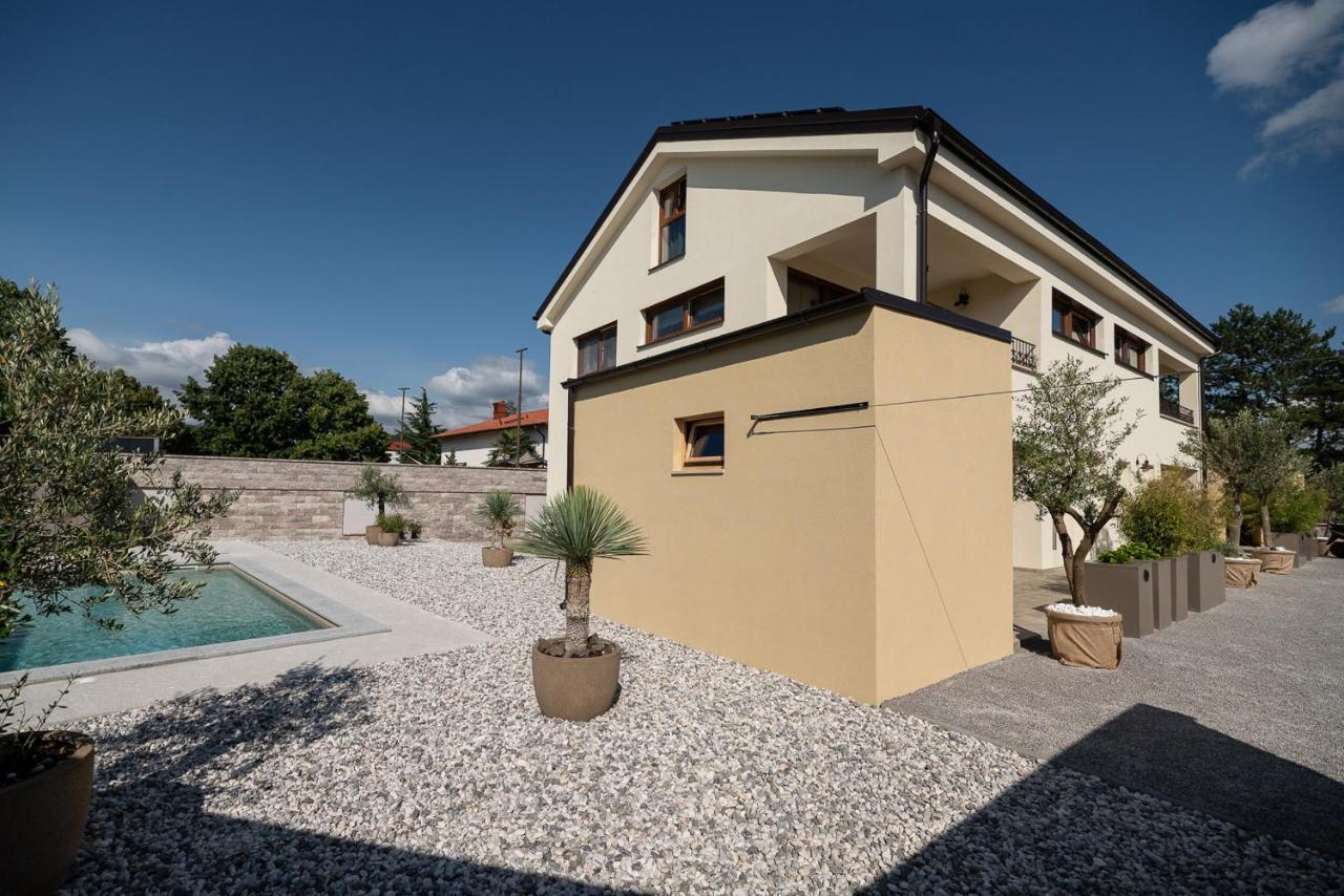 Apartment Kras 24 With Pool Sezana